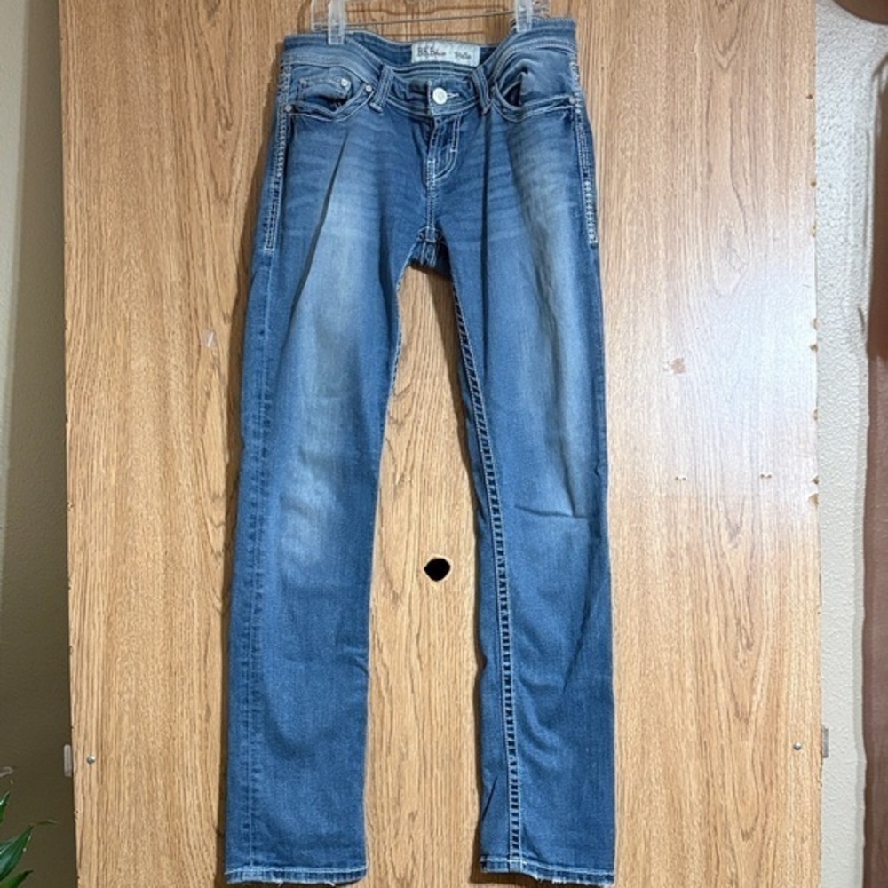 Buckle Women's Blue Straight Leg Jeans low raise.